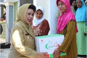 Bupati Kuningan, Hj Utje CH Suganda saat memberikan bantuan sembako dari BAZNAS secara simboleis.